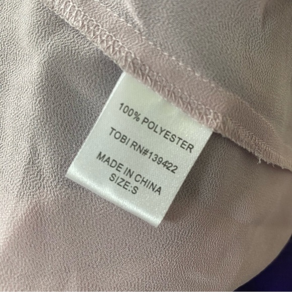 Tobi Sleeveless Deep V-Neck Blouse in Mauve Size S - Picture 8 of 9